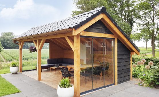 https://www.wesatuinhout.nl/wp-content/uploads/2020/02/Blz_54-110-156_SF_01_Maatwerk_kapschuur-555x340.jpg?utm_source=chatgpt.com
